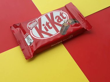 KHARKIV, UKRAINE - HAZİRAN 2, 2021 Parlak arkaplan üzerine Nestle çikolata kaplı gofret