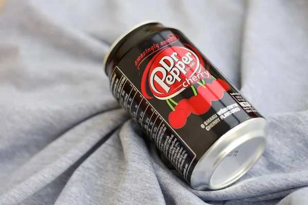 KYIV, UKRAINE - 4 Mayıs 2023: Dr Pepper vişne suyu siyah kutuları kapatın