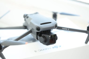 KYIV, UKRAINE - 4 Mayıs 2023: Yeni DJI Mavic 3 hafif arka planda daha fazla dörtlü dron uçur