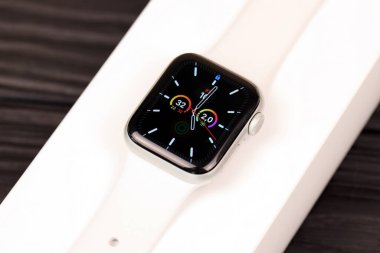 KYIV, UKRAINE - 4 Mayıs 2023: Apple Watch serisi 5, siyah arkaplan üzerine yakın plan