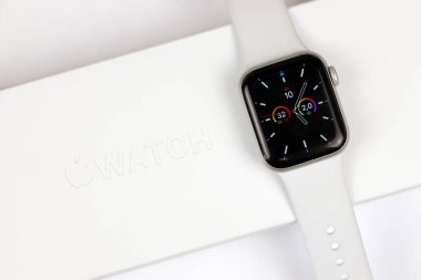 KYIV, UKRAINE - 4 Mayıs 2023: Apple Watch serisi 5 beyaz arka planda yakın plan