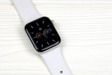 KYIV, UKRAINE - 4 Mayıs 2023: Apple Watch serisi 5 beyaz arka planda yakın plan