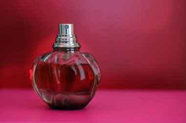 KYIV, UKRAINE - 4 Mayıs 2023: Dior 'un bir şişe Zehirli Kız parfümü, 1946' da kurulan çok uluslu Fransız moda evi.