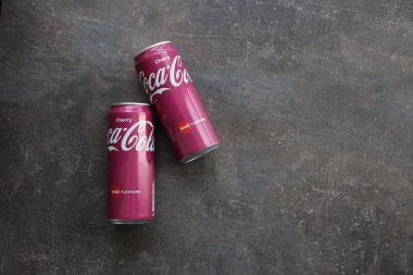 KYIV, UKRAINE - 4 Mayıs 2023: Coca Cola meşrubatları vişne aromalı teneke kutular