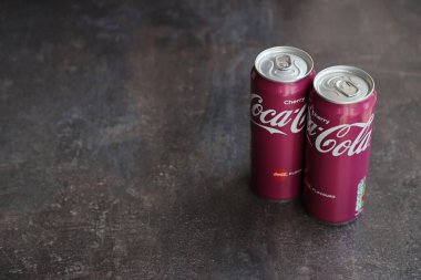 KYIV, UKRAINE - 4 Mayıs 2023: Coca Cola meşrubatları vişne aromalı teneke kutular