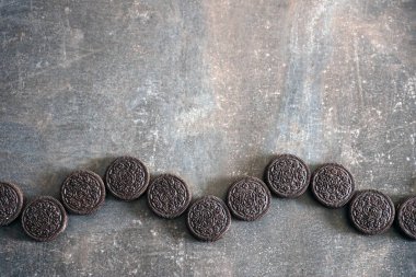 KYIV, UKRAINE - 4 Mayıs 2023: Koyu arka planda kremalı Oreo duble kremalı sandviç kurabiyeleri