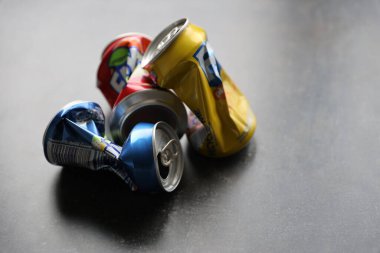 KYIV, UKRAINE - 4 Mayıs 2023: Fanta yumuşak içeceği çeşitli aromalı buruşuk teneke kutular