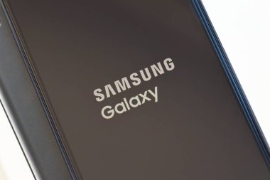 KYIV, UKRAINE - 4 Mayıs 2023: Samsung Galaxy A04 Android akıllı telefonu 6.5 inç PLS LCD paneline sahiptir.