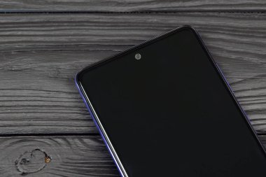 KYIV, UKRAINE - 4 Mayıs 2023: Samsung Galaxy A72 Android akıllı telefonu büyük ekran paneli ve tip-c portu