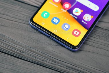 KYIV, UKRAINE - 4 Mayıs 2023: Samsung Galaxy A72 Android akıllı telefonu büyük ekran paneli ve tip-c portu