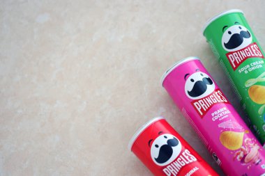 KYIV, UKRAINE - 4 Mayıs 2023: Çeşitli aromalı birçok pringles cips tüpü