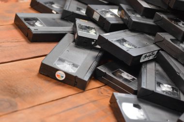 KYIV, UKRAINE - 4 Mayıs 2023: renkli arka plan, VHS, kaset. Bir yığın VHS kaseti. Video Ev Sistemi teyp kasetleri