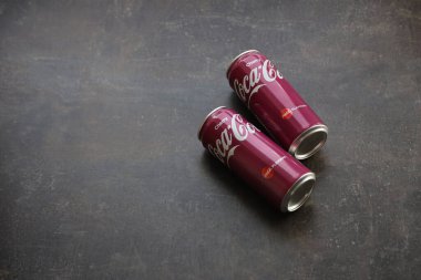 KYIV, UKRAINE - 4 Mayıs 2023: Coca Cola meşrubatları vişne aromalı teneke kutular