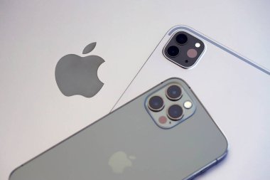 KYIV, UKRAINE - 4 Mayıs 2023: Apple marka cihazlar iPhone ve ipad Macbook gövdesinde yatıyor