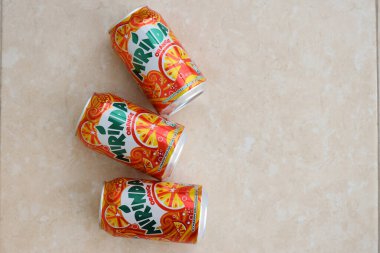 KYIV, UKRAINE - 4 Mayıs 2023: Klasik tasarım ve logoyla turuncu turuncu turuncu teneke kutuda Mirinda portakal suyu