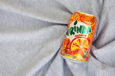 KYIV, UKRAINE - 4 Mayıs 2023: Klasik tasarım ve logoyla turuncu turuncu turuncu teneke kutuda Mirinda portakal suyu