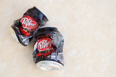 KYIV, UKRAINE - 4 Mayıs 2023: Dr Pepper vişne suyu siyah kutuları kapatın