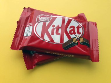 KHARKIV, UKRAINE - HAZİRAN 2, 2021 Parlak arkaplan üzerine Nestle çikolata kaplı gofret