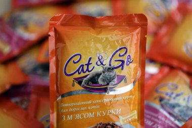 KYIV, UKRAINE - 4 Mayıs 2023: Turuncu paketleri olan kedi ve kedi maması