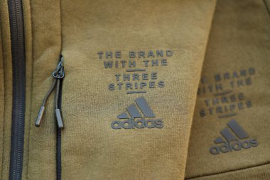 KYIV, UKRAINE - 4 MAYIS, 2023: Yeni marka giysilerin üzerindeki Adidas şirket logosu