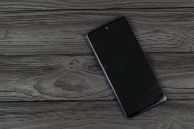 KYIV, UKRAINE - 4 Mayıs 2023: Samsung Galaxy A72 Android akıllı telefonu büyük ekran paneli ve tip-c portu