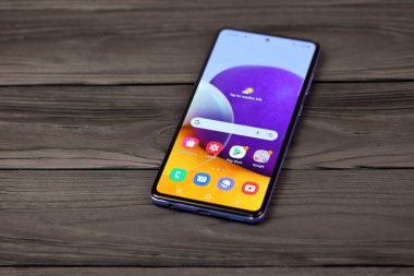 KYIV, UKRAINE - 4 Mayıs 2023: Samsung Galaxy A72 Android akıllı telefonu büyük ekran paneli ve tip-c portu