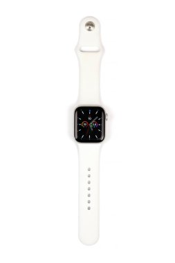 KYIV, UKRAINE - 4 Mayıs 2023: Apple Watch serisi 5 beyaz arka planda yakın plan