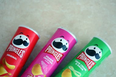 KYIV, UKRAINE - 4 Mayıs 2023: Çeşitli aromalı birçok pringles cips tüpü