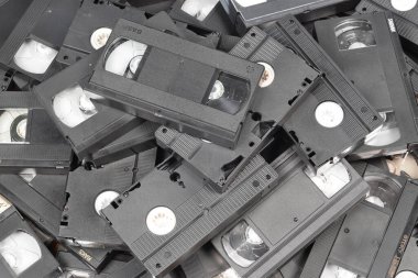 KYIV, UKRAINE - 4 Mayıs 2023: renkli arka plan, VHS, kaset. Bir yığın VHS kaseti. Video Ev Sistemi teyp kasetleri
