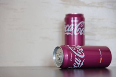 KYIV, UKRAINE - 4 Mayıs 2023: Coca Cola meşrubatları vişne aromalı teneke kutular