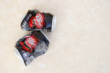 KYIV, UKRAINE - 4 Mayıs 2023: Dr Pepper vişne suyu siyah kutuları kapatın