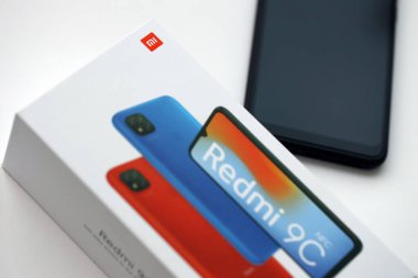 KYIV, UKRAINE - 4 Mayıs 2023: Xiaomi Redmi 9c Modern Akıllı Telefon