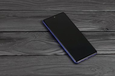 KYIV, UKRAINE - 4 Mayıs 2023: Samsung Galaxy A72 Android akıllı telefonu büyük ekran paneli ve tip-c portu