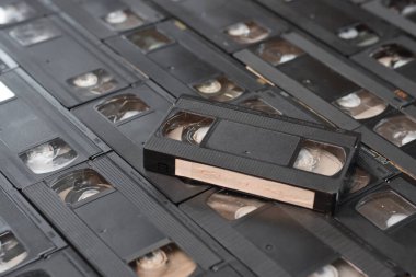KYIV, UKRAINE - 4 Mayıs 2023: renkli arka plan, VHS, kaset. Bir yığın VHS kaseti. Video Ev Sistemi teyp kasetleri