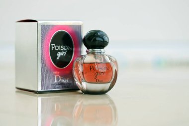 KYIV, UKRAINE - 4 Mayıs 2023: Dior 'un bir şişe Zehirli Kız parfümü, 1946' da kurulan çok uluslu Fransız moda evi.