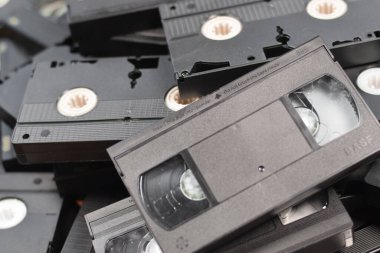 KYIV, UKRAINE - 4 Mayıs 2023: renkli arka plan, VHS, kaset. Bir yığın VHS kaseti. Video Ev Sistemi teyp kasetleri