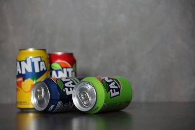 KYIV, UKRAINE - 4 Mayıs, 2023: Fanta çeşitli aromalı hafif meşrubat kutuları