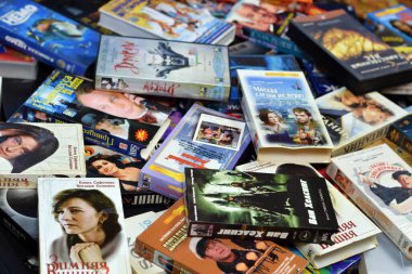 KYIV, UKRAINE - 4 Mayıs 2023: Eski Rus veya yabancı filmli renkli plastik kasetler