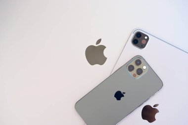 KYIV, UKRAINE - 4 Mayıs 2023: Apple marka cihazlar iPhone ve ipad Macbook gövdesinde yatıyor