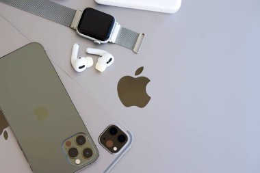 KYIV, UKRAINE - 4 Mayıs 2023: Apple marka cihazlar iPhone, ipad ve elmalı hava podları Macbook gövdesinde uzanıyor