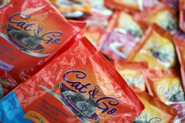 KYIV, UKRAINE - 4 Mayıs 2023: Turuncu paketleri olan kedi ve kedi maması