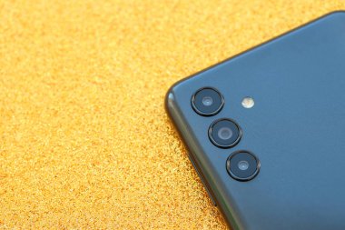 KYIV, UKRAINE - 4 Mayıs 2023: Samsung Galaxy A04 Android akıllı telefonu 6.5 inç PLS LCD paneline sahiptir.
