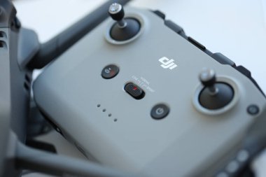 KYIV, UKRAINE - 4 Mayıs 2023: Yeni DJI Mavic 3 hafif arka planda daha fazla dörtlü dron uçur