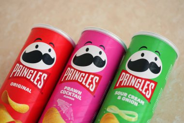 KYIV, UKRAINE - 4 Mayıs 2023: Çeşitli aromalı birçok pringles cips tüpü