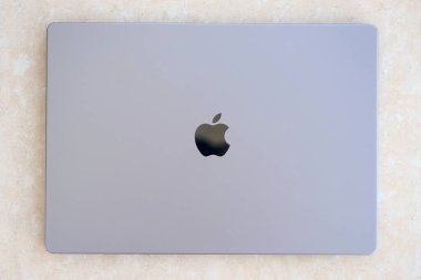 KYIV, UKRAINE - 4 Mayıs 2023: MacBook Air MacBook Pro 13 'ün beyaz arka planda izole edilmiş uzay gri rengi görüntüsü. Yukarıdan görüntüle