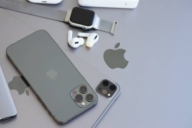 KYIV, UKRAINE - 4 Mayıs 2023: Apple marka cihazlar iPhone, ipad ve elmalı hava podları Macbook gövdesinde uzanıyor