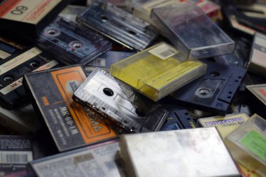 KYIV, UKRAINE - 4 Mayıs 2023: üst üste yığılmış ses kasetleri. 1980 'lerden kalma Retro ses deposu