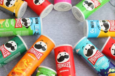 KYIV, UKRAINE - 4 Mayıs 2023: Çeşitli aromalı birçok pringles cips tüpü