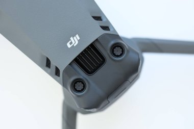 KYIV, UKRAINE - 4 Mayıs 2023: Yeni DJI Mavic 3 hafif arka planda daha fazla dörtlü dron uçur