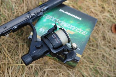 KYIV, UKRAINE - 4 Mayıs 2023 Flagman markasının balıkçılık ekipmanları. Flagman şirketi, Avrupa balıkçılık piyasasının koşulsuz liderlerinden biri.